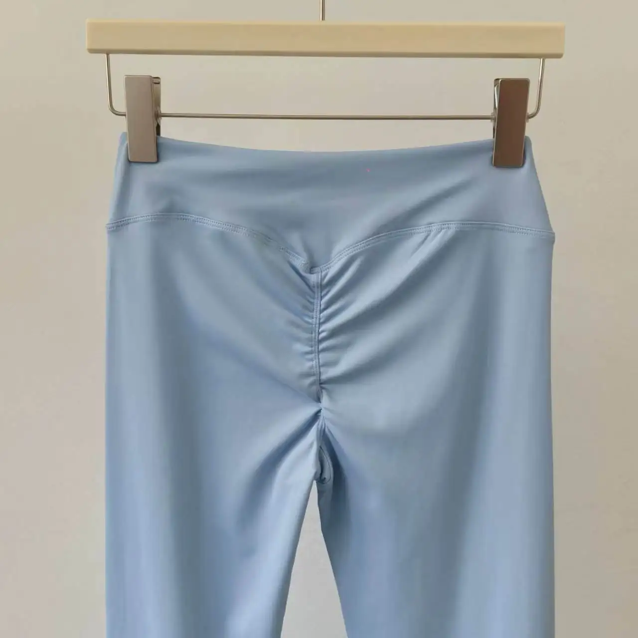 Yoga-Bekleidung Boot-Cut-Leggings für Damen mit Kreuzbund, Sexy Plissierte Peach-Butt-Schlaghose, Schnelltrocknende Pilates-Fitnesshose – Detail 9