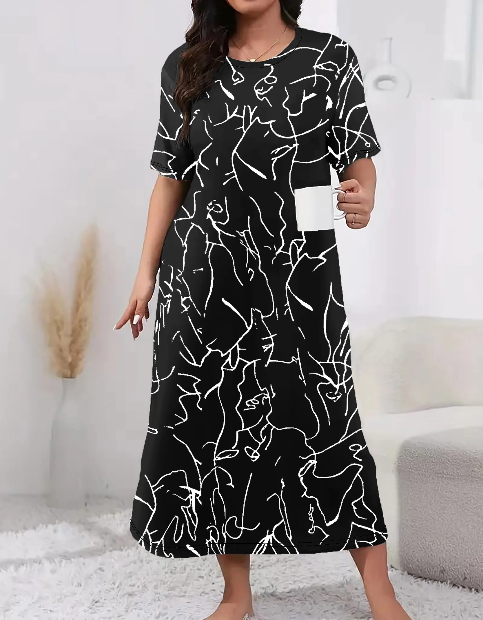 

Plus-size women's round neck sleep dress