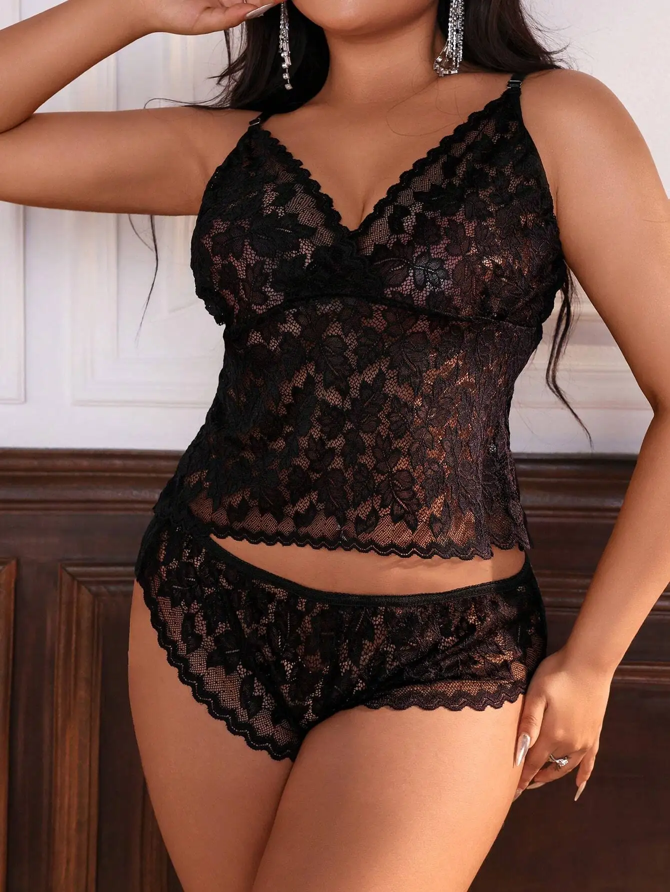 Body de Renda Plus Size com Design Floral Transparente para Ocasiões Românticas