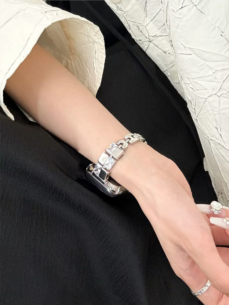 Cinturino diamantato di lusso per iWatch Ultra 9 8 7 42mm 44 45mm 49mm cinturino sottile in acciaio inossidabile per Apple Watch 38mm 40mm 41mm 6 5 SE 4