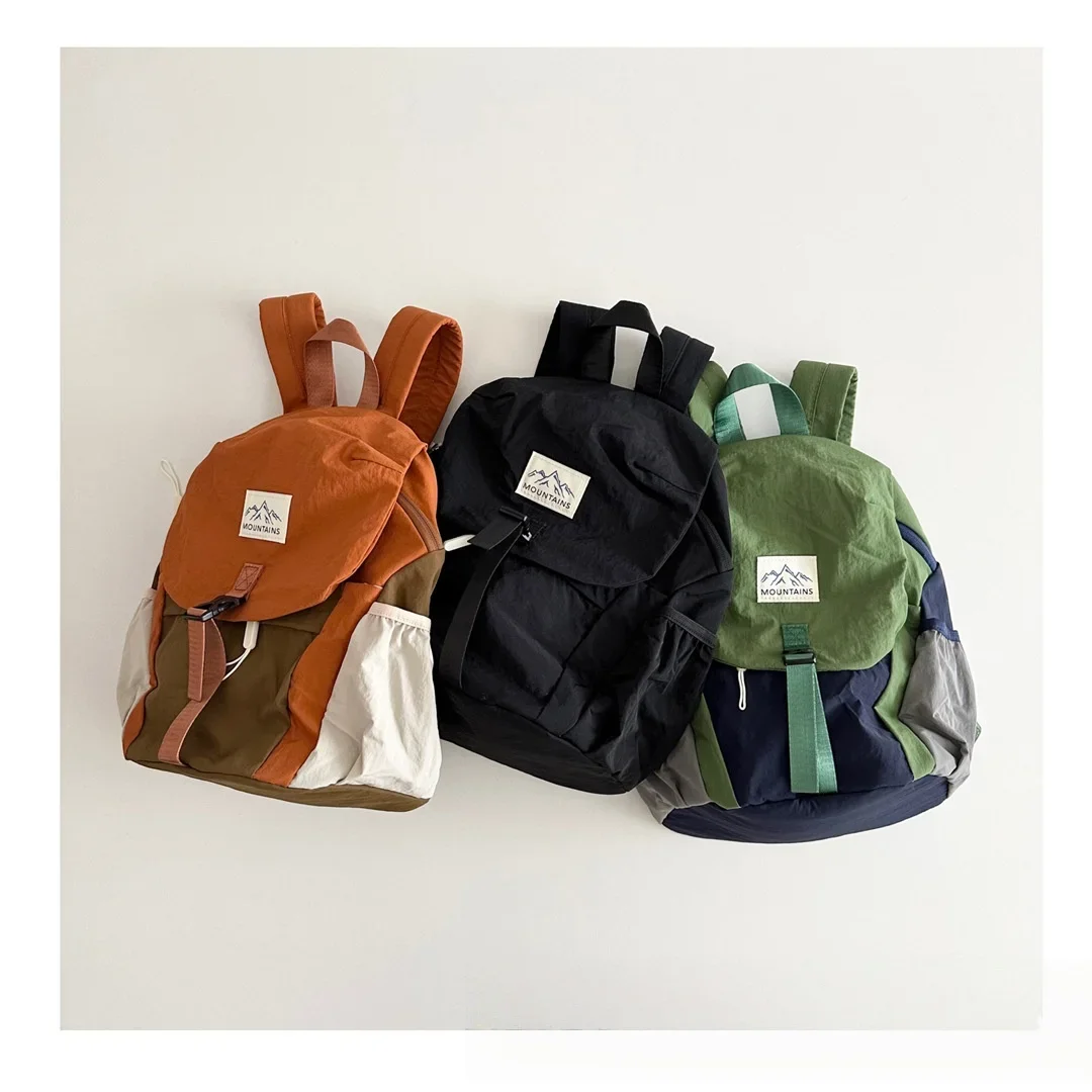 軽量キッズバックパック速乾性生地スタイリッシュなカラーブロックトレンディなフラップバッグ春と秋のアウトドアハイキングに最適