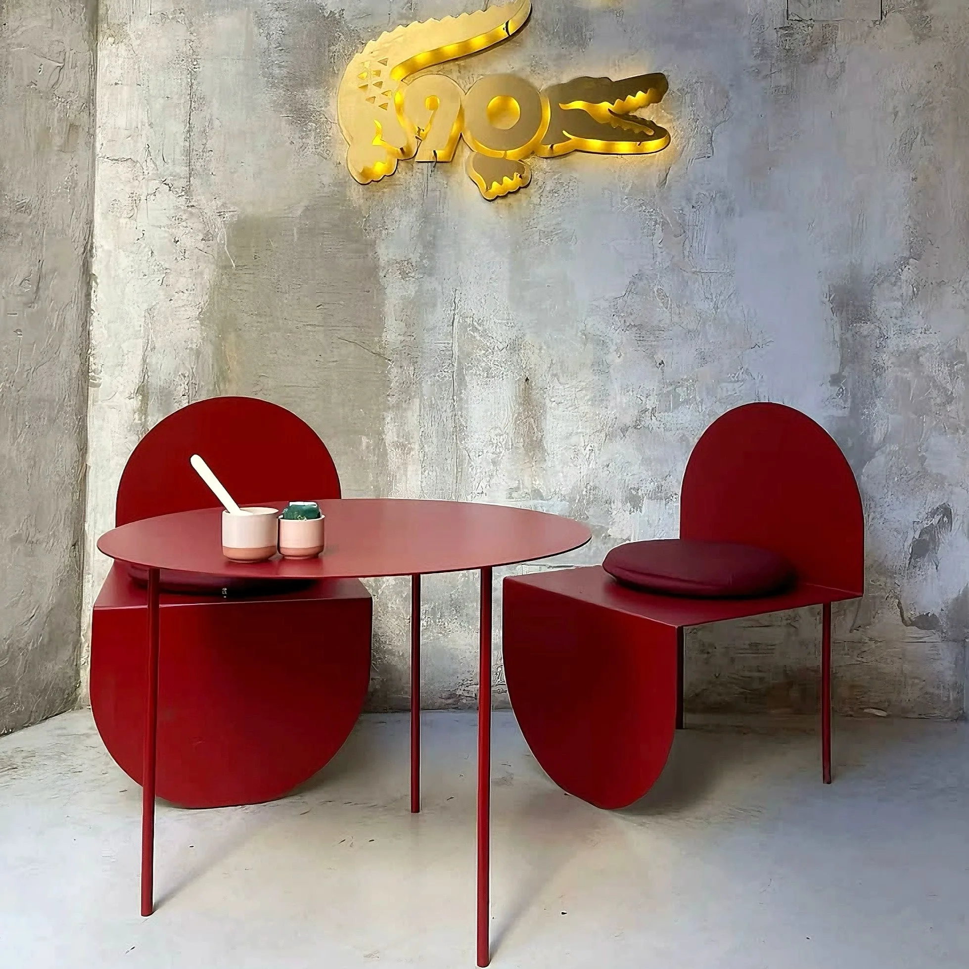 

Современный ретро-комплект для уличной обеденной зоны в индустриальном стиле: красный полукруглый стол и стулья из кованого железа для кафе, пекарни, чайной, из металлического материала.