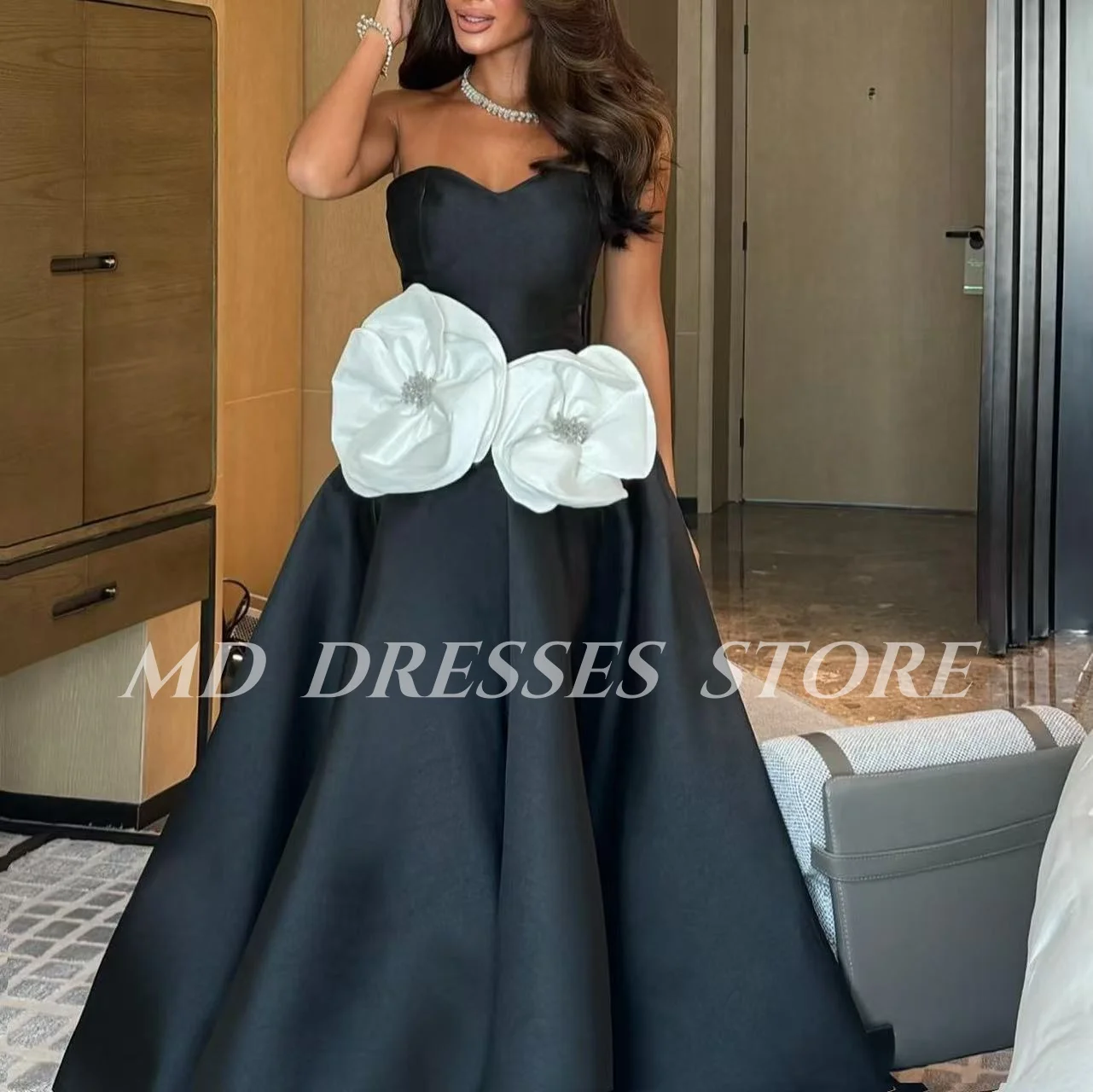 MD Modernes schwarzes A-Linien-Abendkleid mit weißer 3D-Blume, ärmellos, für besondere Anlässe, individuell gestaltetes Abendkleid 2025