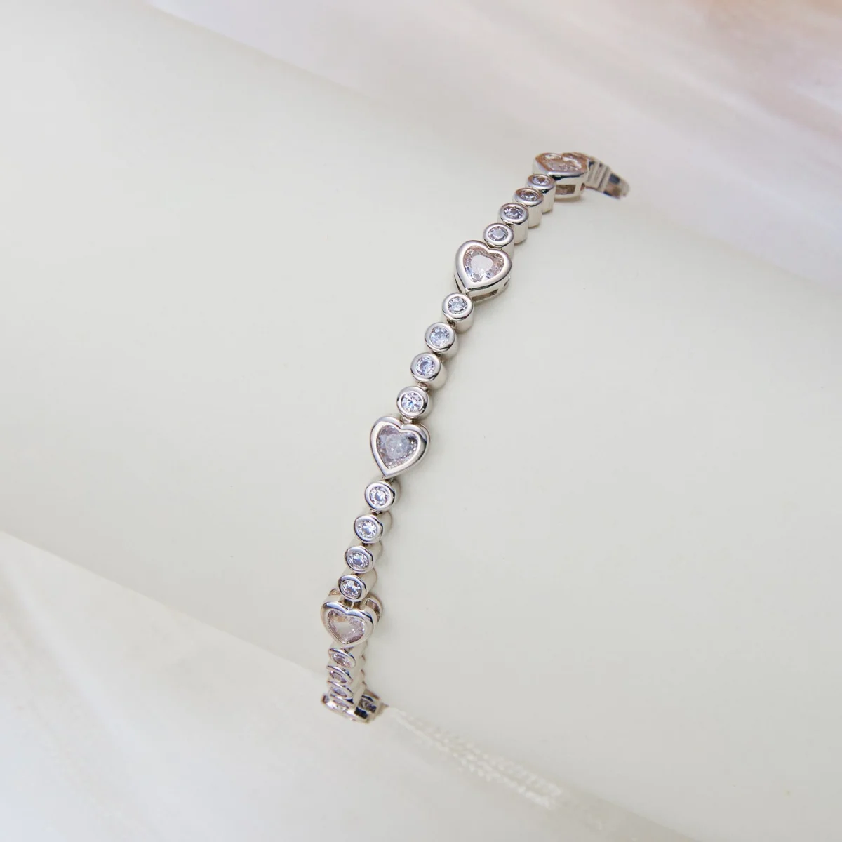 Exquisite glänzende Zirkon-Armbänder mit runden, herzförmigen, quadratischen, Weizenblatt- und Sternen-Elementen für Damen und Herren, schlichte Sonnen- und LOVE-Buchstaben-Armreifen, Schmuck. – Detail 22