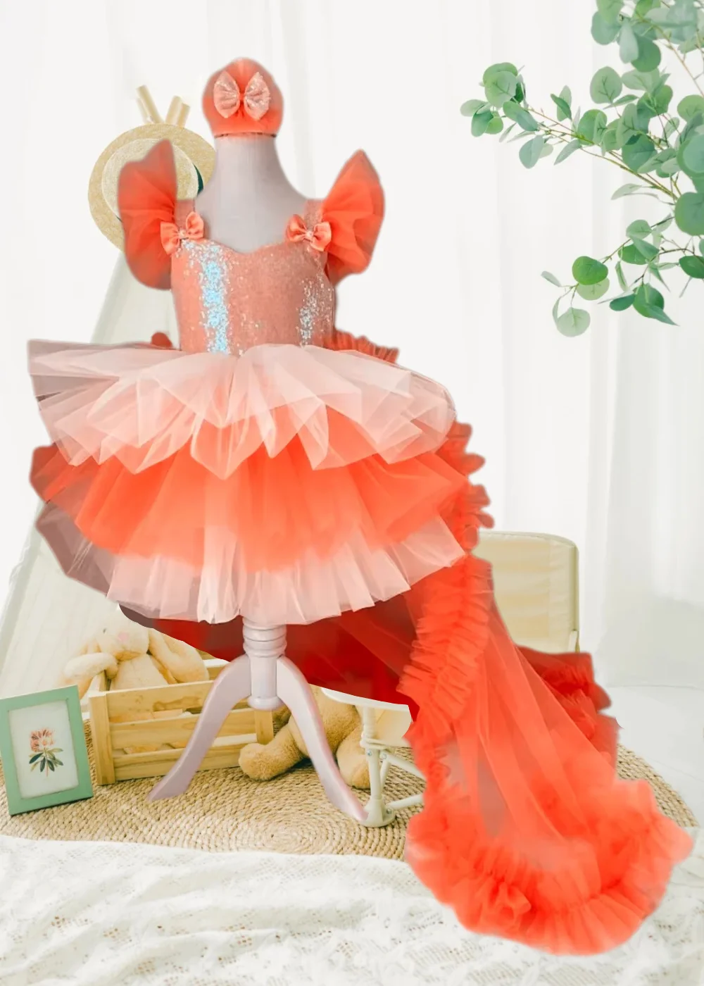 

Lovely Flower Girl Dress Orange Puffy Tulle Tiered Bow Tailing Sleeveless for Wedding Princess Kids Birthday Party Ball Gowns
