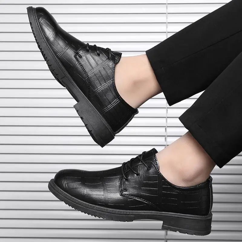 

Черные мужские кожаные туфли на толстой подошве со шнуровкой, низкая цена, роскошная распродажа, социальная мода, летняя тенденция 2025 года, обычная мужская повседневная обувь