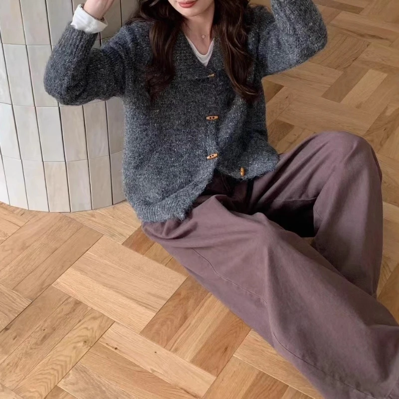 Cardigan lavorato a maglia con bottoni in corno retrò dall'atmosfera delicata Giacca maglione casual morbida e cerosa autunno/inverno 2025 da donna