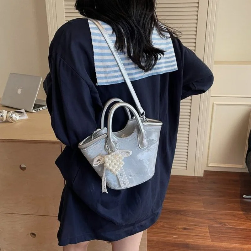 

Vintage Inspired Leather Messenger Bag For Women With Crossbody Strap For Practical Daily Use