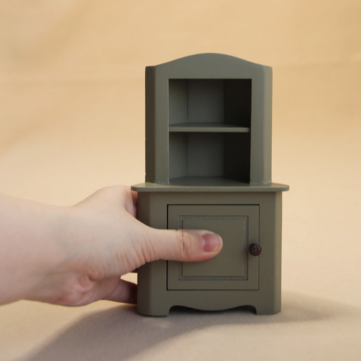 1:12 ミニチュア人工家具木製キャビネットは 3 色でご利用いただけ、おもちゃの家のアクセサリーに適しています
