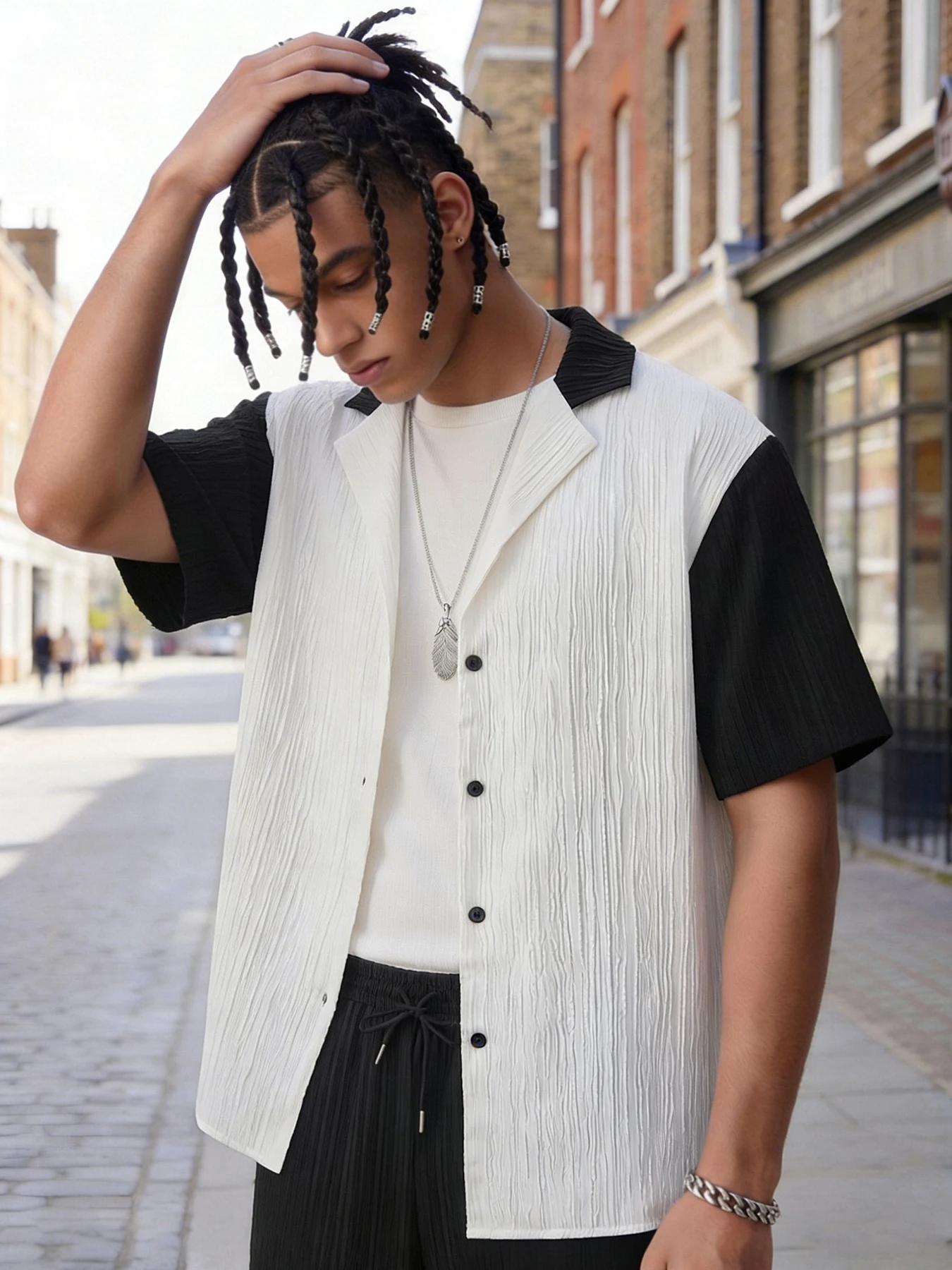 Conjunto Masculino de Camisa de Manga Curta com Gola Cubana em Preto e Branco e Calças Pretas, Conjunto Casual de Verão com Textura Plissada, Conjunto Completo da Moda Masculina