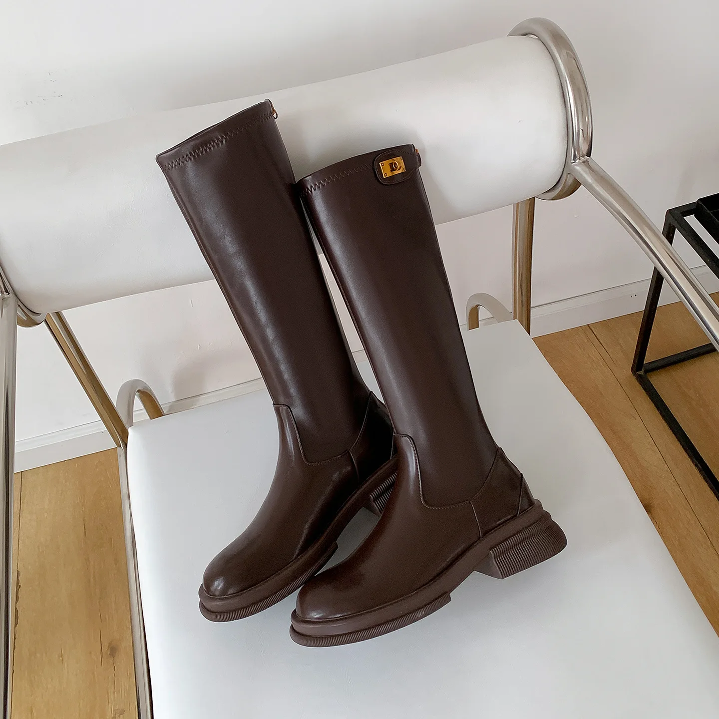 أحذية الفارس لخريف وشتاء 2025 أحذية طويلة ضيقة جديدة للنساء بإبزيم ذهبي صغير بمقدمة مستديرة ونعل سميك أحذية عالية الأنبوب