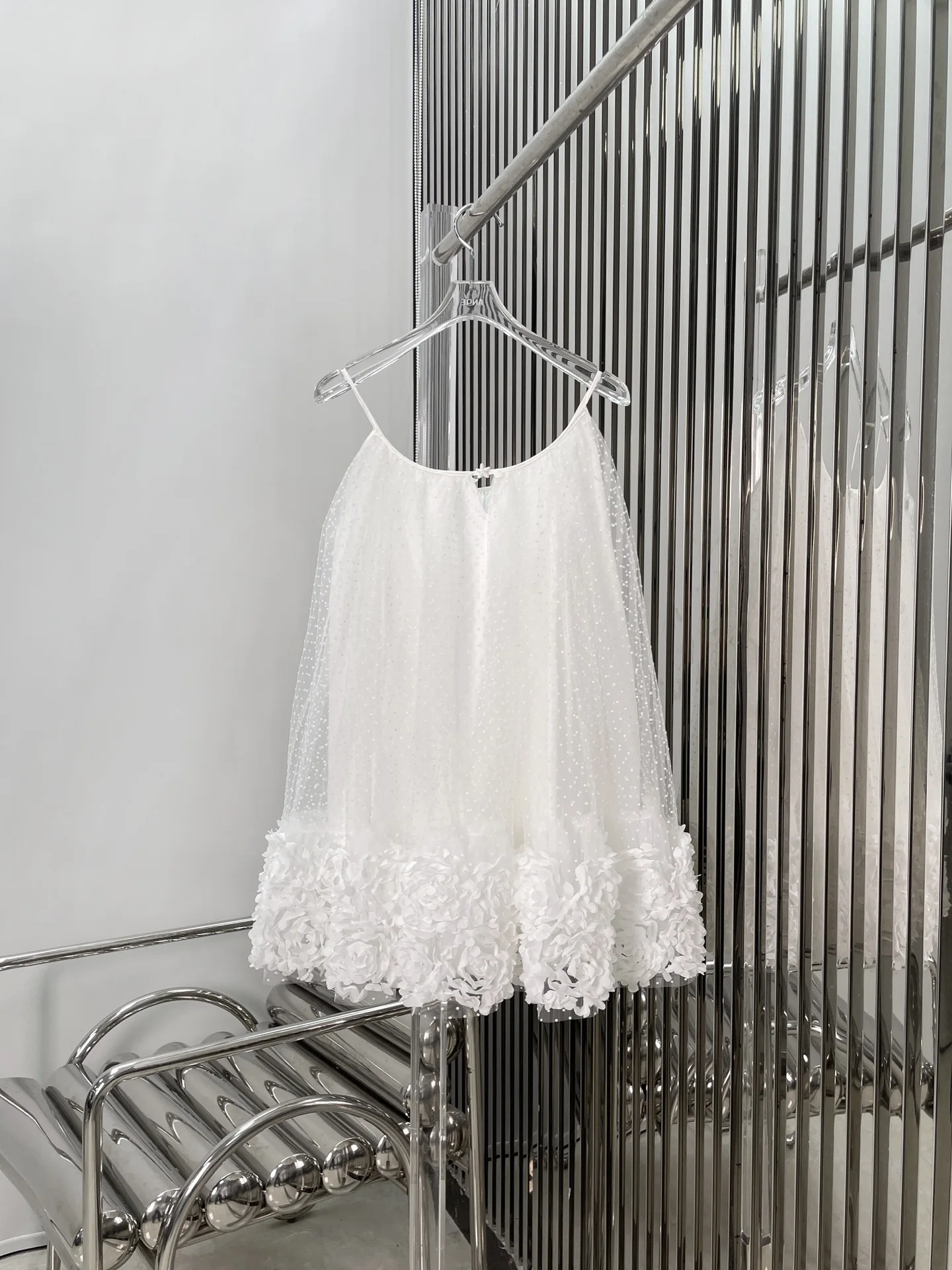 2025 verão novo vestido halter branco, mini saia inchada com flores tridimensionais, vestido de princesa doce para festa e jantar