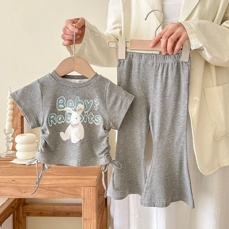 طقم بناتي بأكمام قصيرة مطبوع عليه زهور حلوة ورقبة دائرية من القطن تي شيرت عالي الخصر للتخسيس بلون سادة سروال جرس