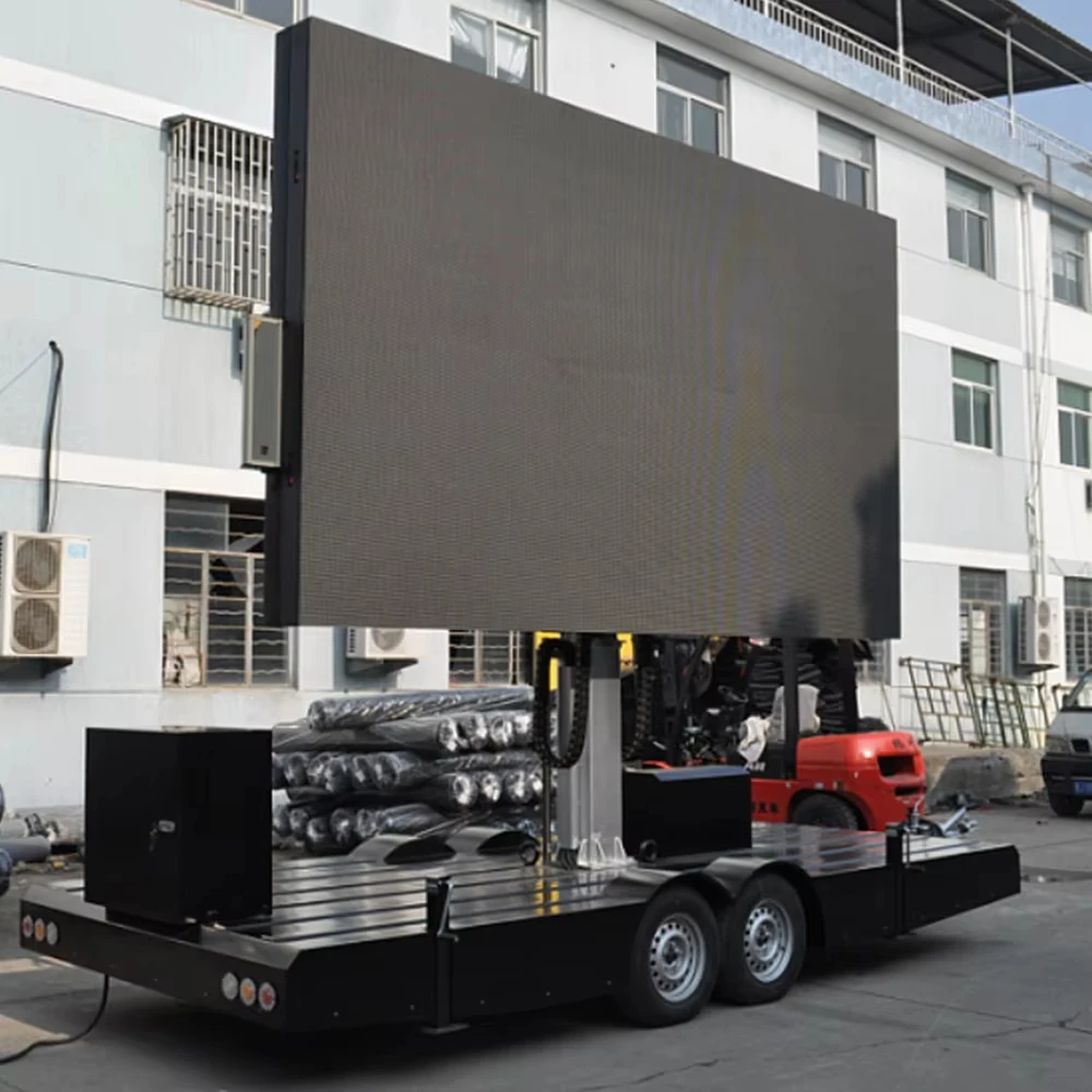 Outdoor LED Display Advertising Trailer With Flight Case LED Sign P1.25 4m² Screen
