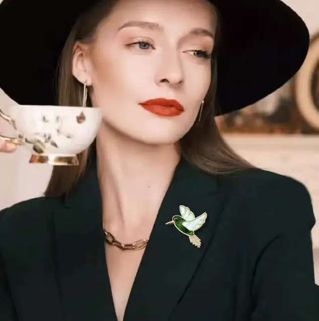 Fashion Gold Color Kingfisher Bird Animal Brooches Luxury Brand Designer White Green Shell Lapel Pins For Women Fine Jewelry