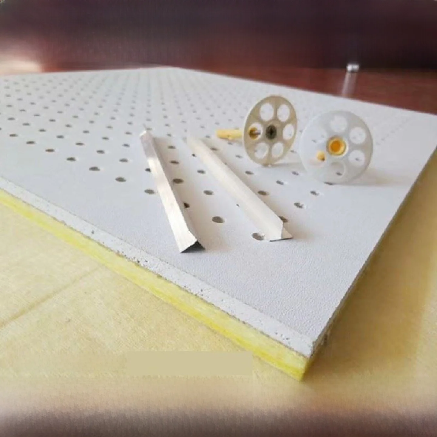 

Огнестойкая микропористая акустическая панель для спортзалов и переговорных комнат, декоративная звукоизоляционная перфорированная панель для обработки стен, шумопоглощающая.