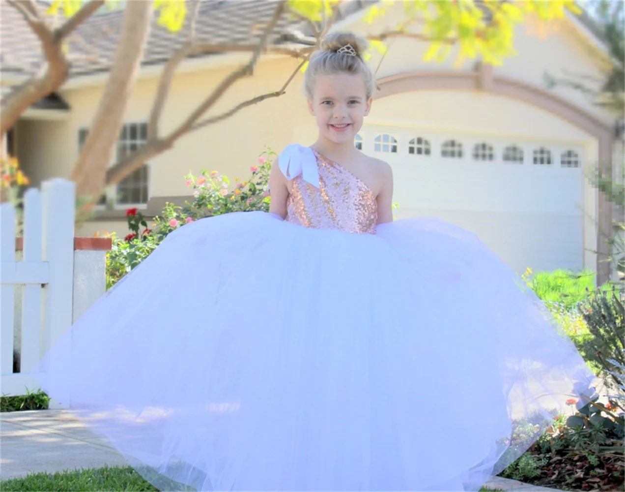 Elegant Sequin Tutu Flower Girls Dress 2023 Cute Daughter Outfits One-Shoulder Tulle Classical Birthday Party Pageant Ball Gowns