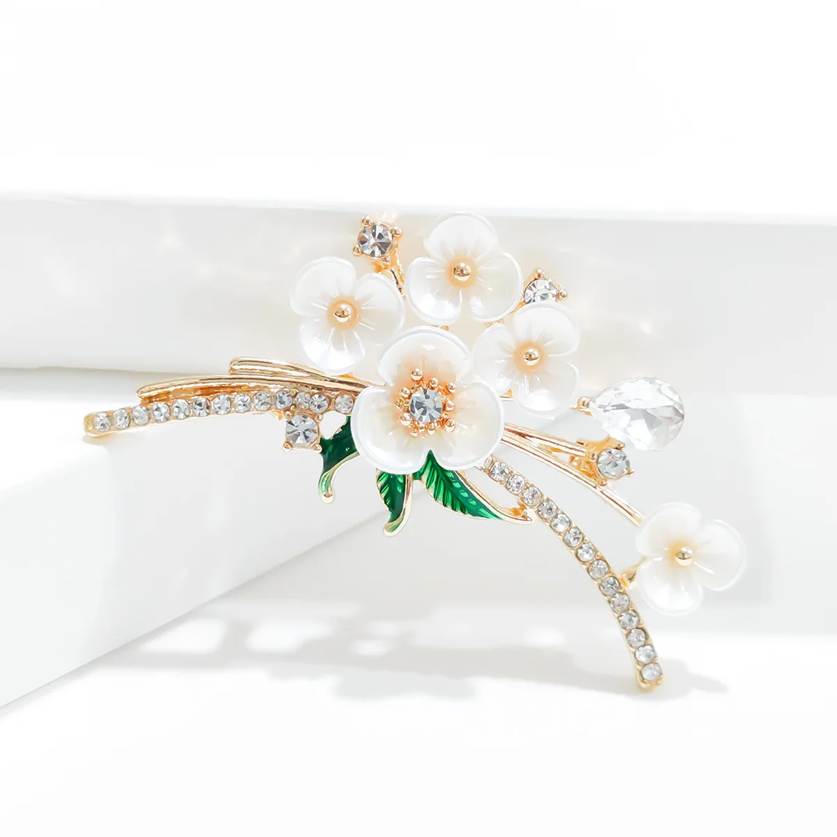New Fashion Shell Pearl Flower Brooches For Women Exquisite Enamel Flower Brooch Elegant Clothing Pin Wedding Party Jewelry Gift