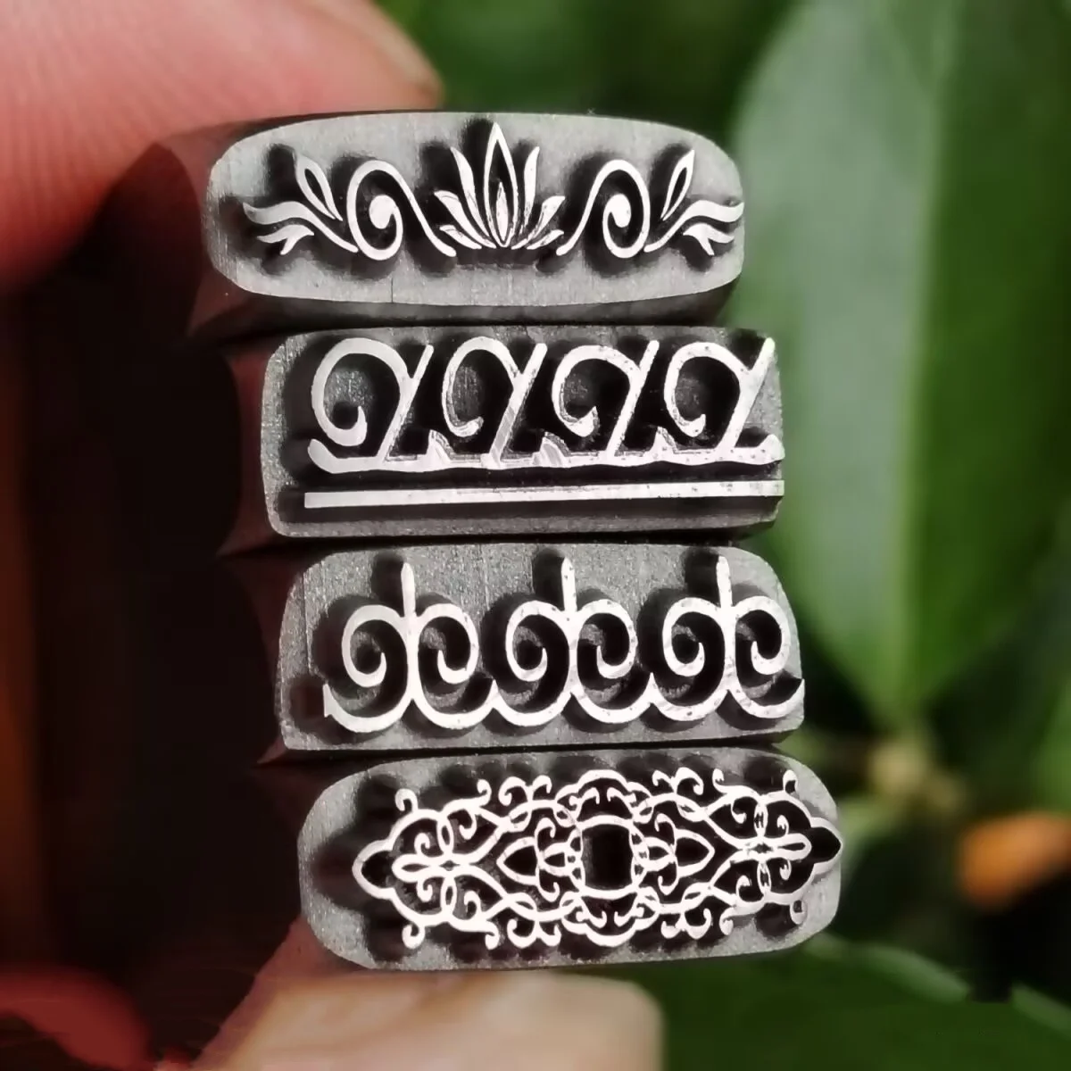 High-Hardness Jewelry Stamps, Patterned Steel Stamps, Gold and Silver Bangle Chiseling Molds, and Gold-Beating Tools