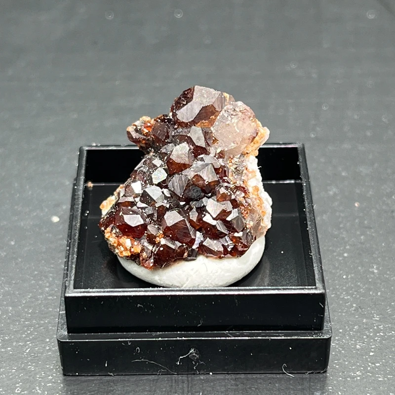 

100% natural garnet original stone mineral specimen heals crystal collection. + Box size:2.7*2.7*2.7cm