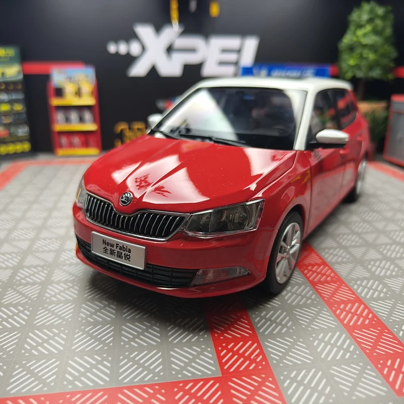 

Модель автомобиля из сплава SKODA Fabia 1:18, модель литая фотомашинки, миниатюрная коллекция имитаций масштаба, детская игрушка, подарок, украшение