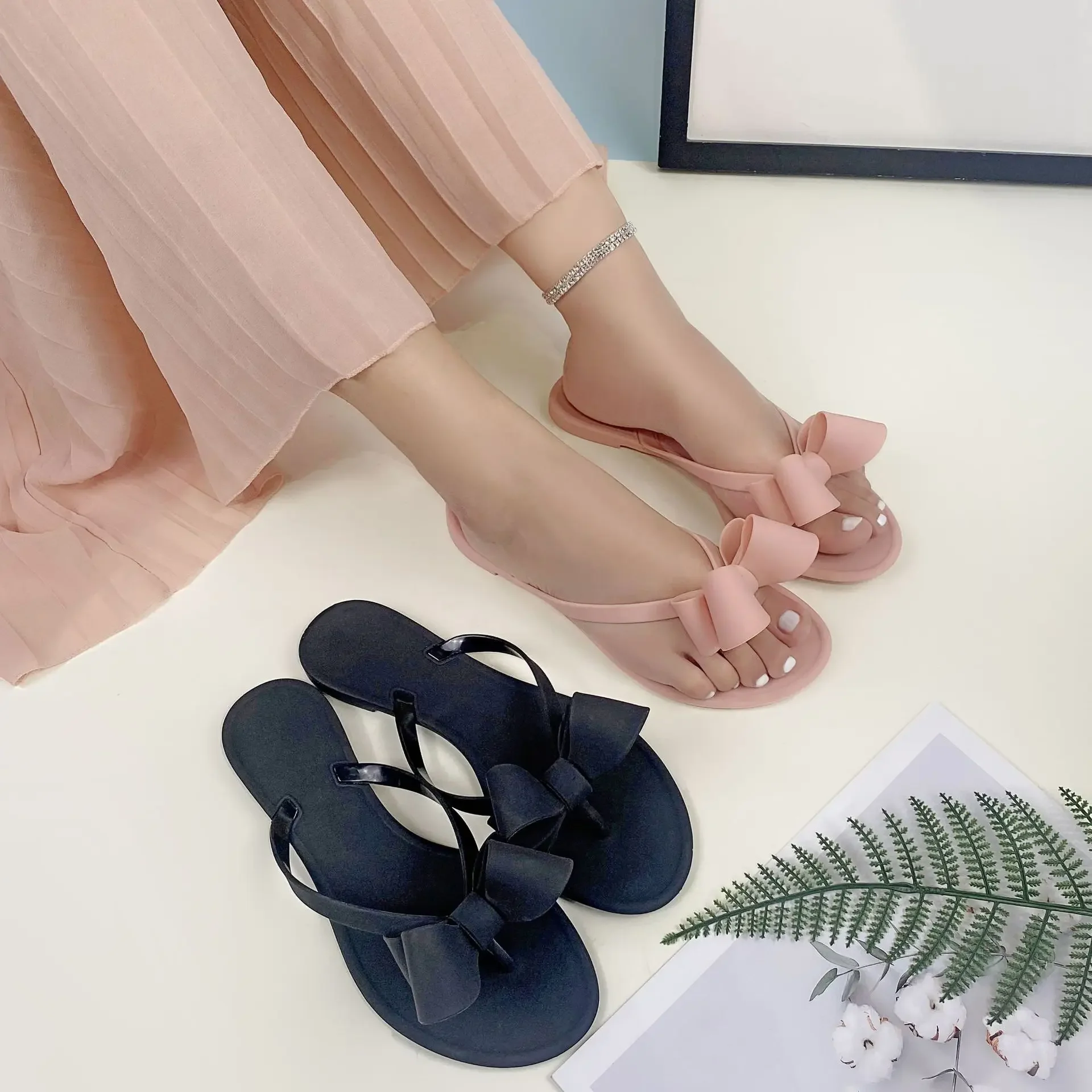 

Women Summer Beach Slippers Children New Solid Color Slip on Non-slip Sandals Adult Flat Bottom Flip Flops Walking Thong Shoes