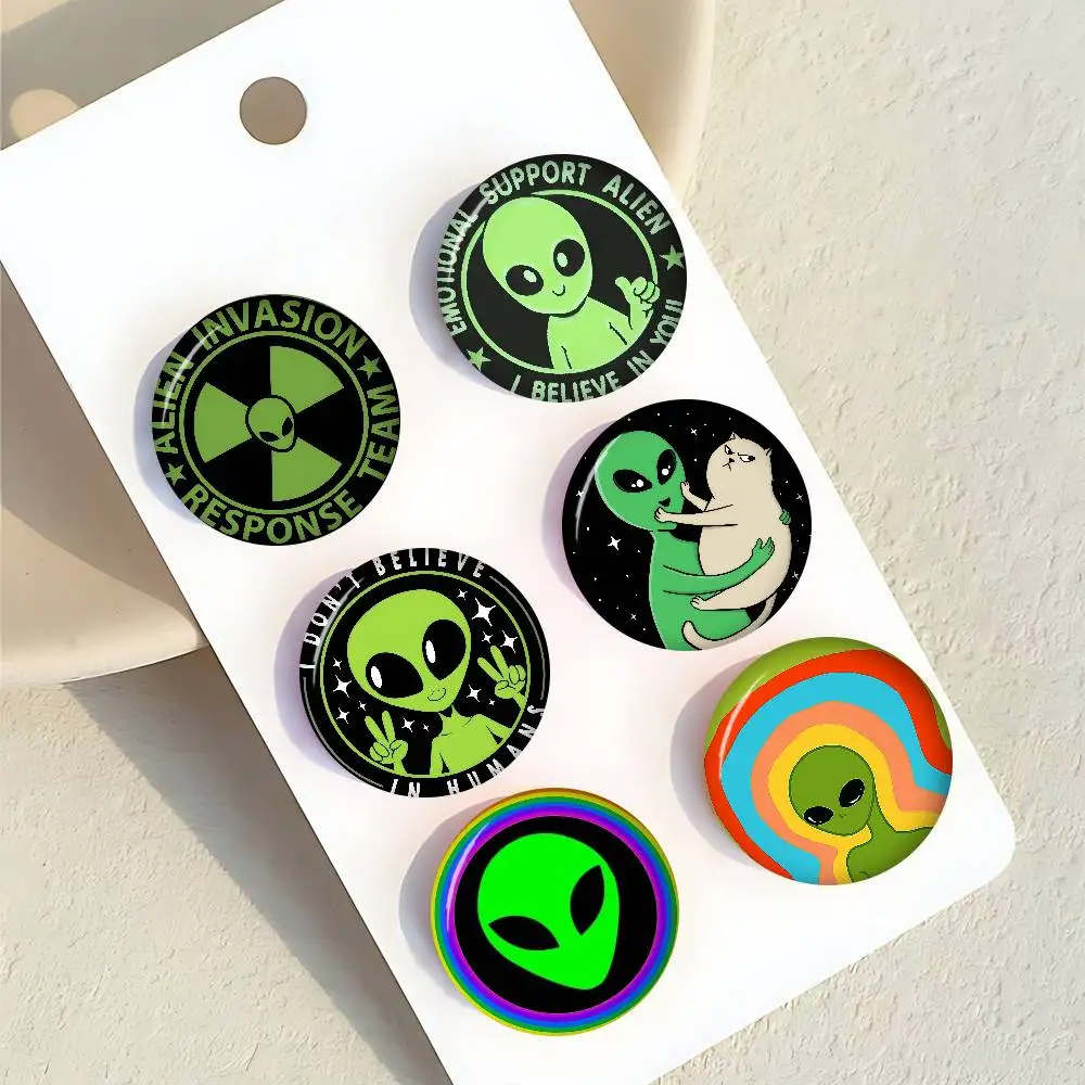 UFO We Come To Party lustige Alien-Anstecknadel, weicher Button-Pin, rundes Metallabzeichen, Reversnadel, Geschenk für Freunde, Kinder, Schmuck