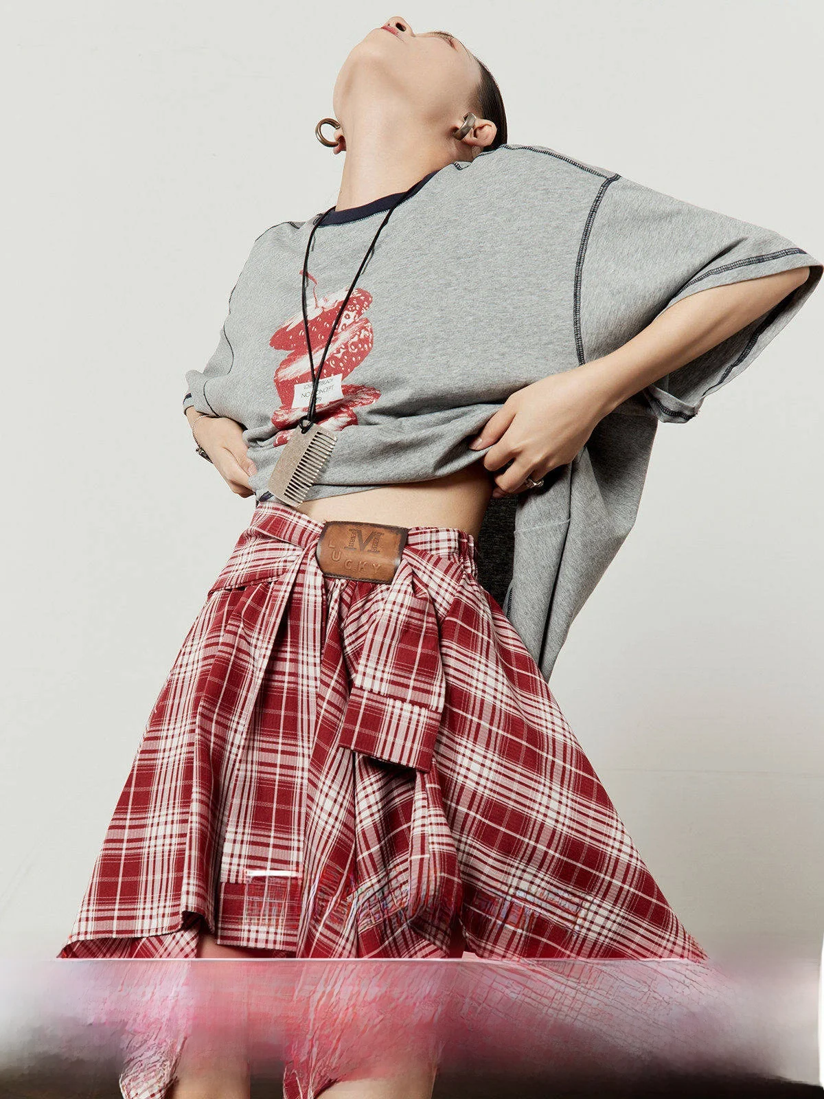 

Летняя женская футболка свободного кроя с принтом клубники и деталями в виде вышивки, комфортная, из хлопка...