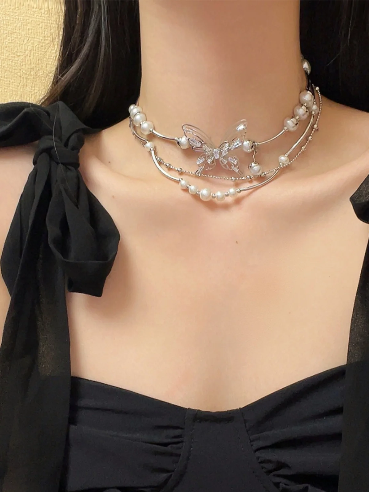 2024 New Arrival MultiLayer Butterfly Pendant Pearl Choker Necklace for Women Elegant Minimalist Locket HighEnd Fashion