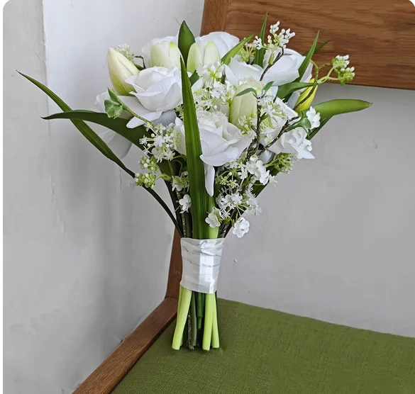 Hand-held fan bouquet registration certificate bouquet bridal wedding fake flowers mix and match tulip white rose studio photogr
