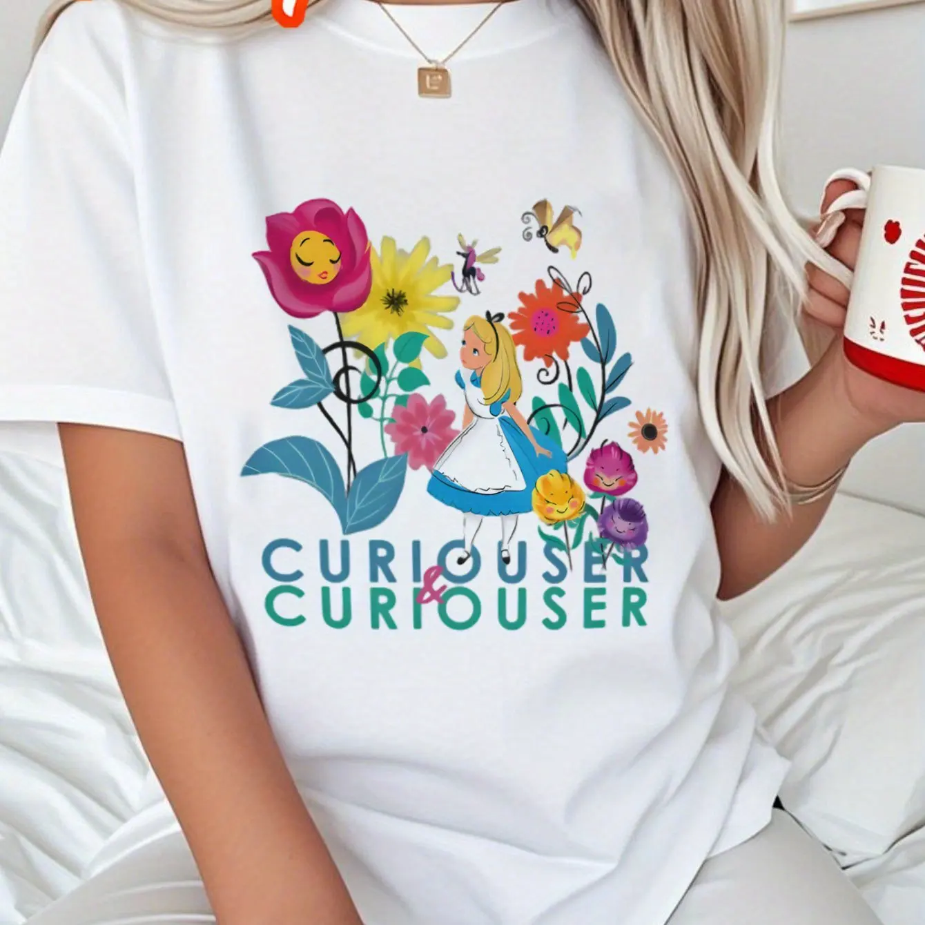 Camiseta gráfica de fantasía floral de Curiouser y Curiouser de Disney para mujer, diseño inspirado en Alicia vibrante en el país de las Maravillas con tazas de té