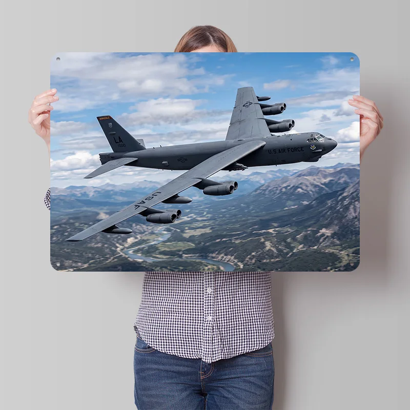 Металлический 3D-постер с текстурой: Бомбардировщик ВВС США B-52, летящий над горами. Настенный декор, жестяная табличка, подарок для мужской комнаты/декора геймерской комнаты.