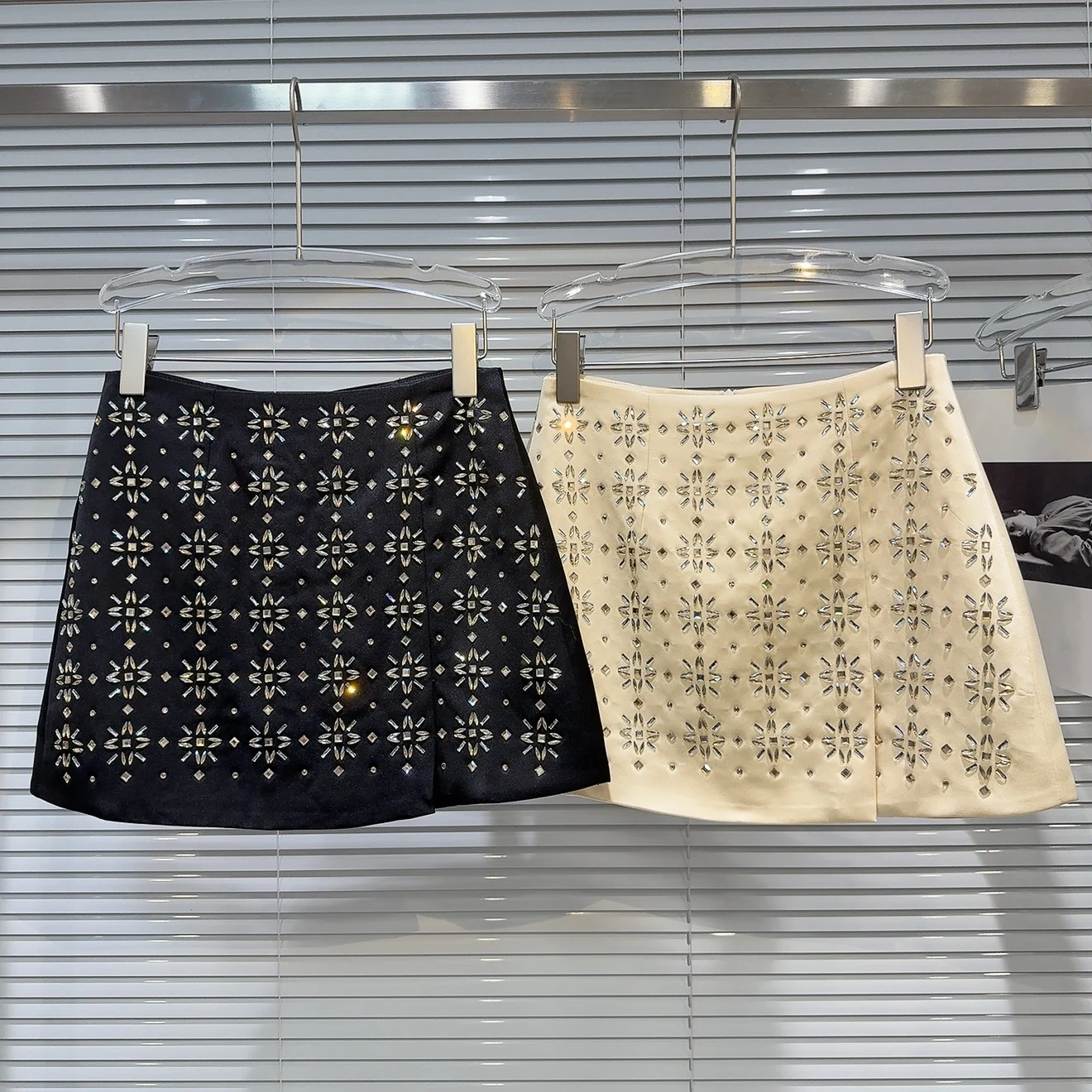 

Faionable ort Sve Юбка-трапеция женская однотонная атласная ткань с увеличенными бриллиантами, осеннее новое поступление