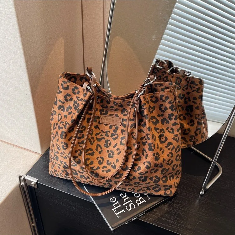 

Fall Winter Leopard Print Tote Bag Spacious Shoulder Purse for College Students Fashion Commuter Bag Large Capacity Bag
