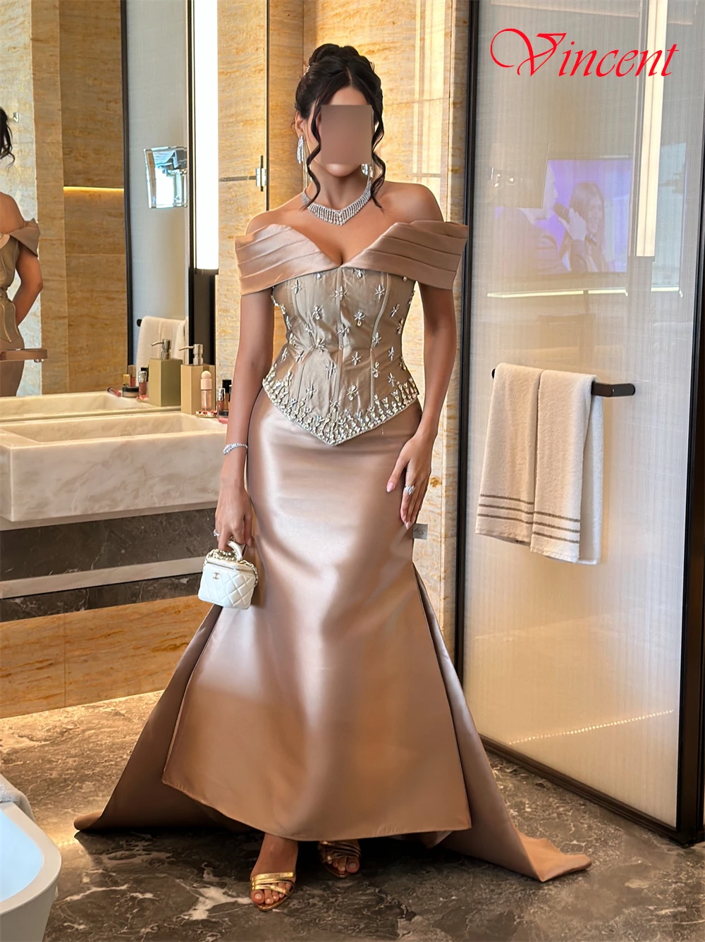 تخصيص بسيط الشمبانيا الساتان مساء اللباس الأنيق قارب الرقبة قبالة الكتف حزب اللباس لينة حورية البحر كريستال فساتين لحضور الحفلات الموسيقية