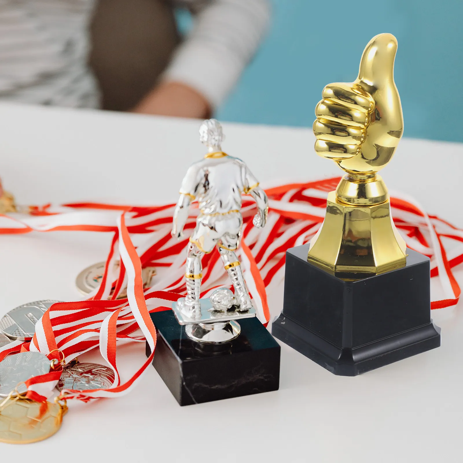 1Pcs Thumb Trophy Plastic Award Prize Party Game Competition Reward Incentive Souvenir Desktop Decor