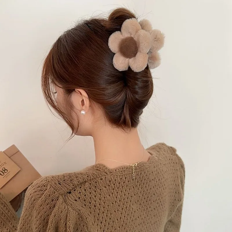 1PCS Plush Flower Hair Claw Large Shark Clip Simple Barrettes Crab Hair Clips Hairgrips Autumn Winter Hair Accessories