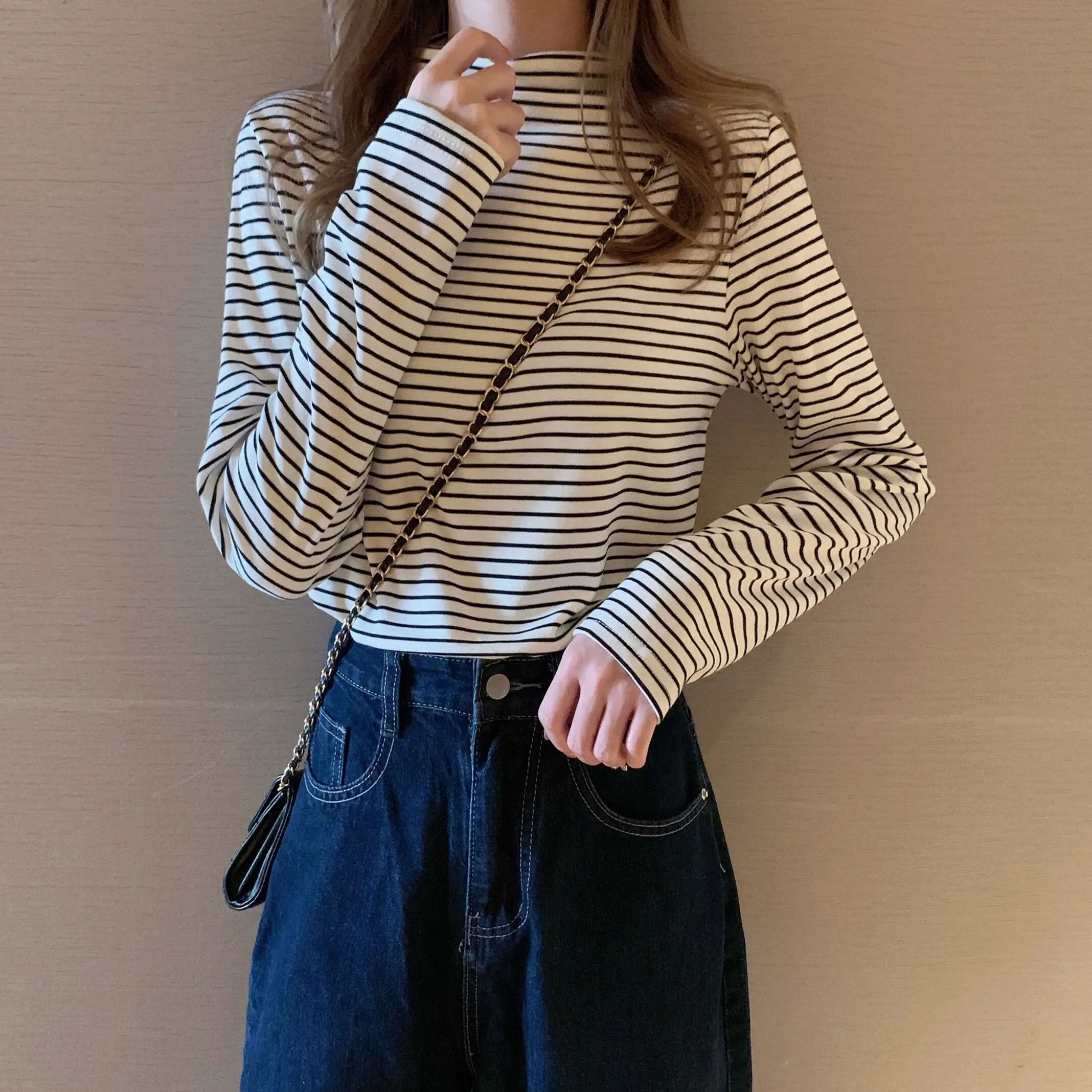 قميص نسائي ضيق للخريف والشتاء بياقة نصف عالية وأكمام طويلة، طبقة أساسية للارتداء الداخلي، مخطط أبيض متعدد الاستخدامات، قمة أن...