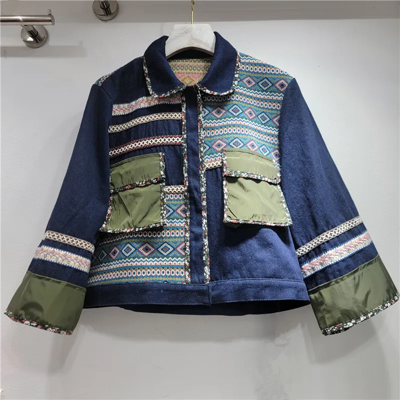 2026 Giacca corta in denim patchwork color block di nuovo design all'inizio della primavera 2026, top stile vintage con colletto rovesciato semplice di fascia alta da donna