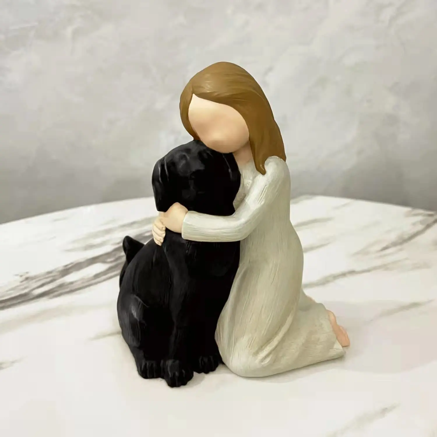 

Новая девушка держит собаку, украшение из смолы, домашний декор, подарок для любителей собак