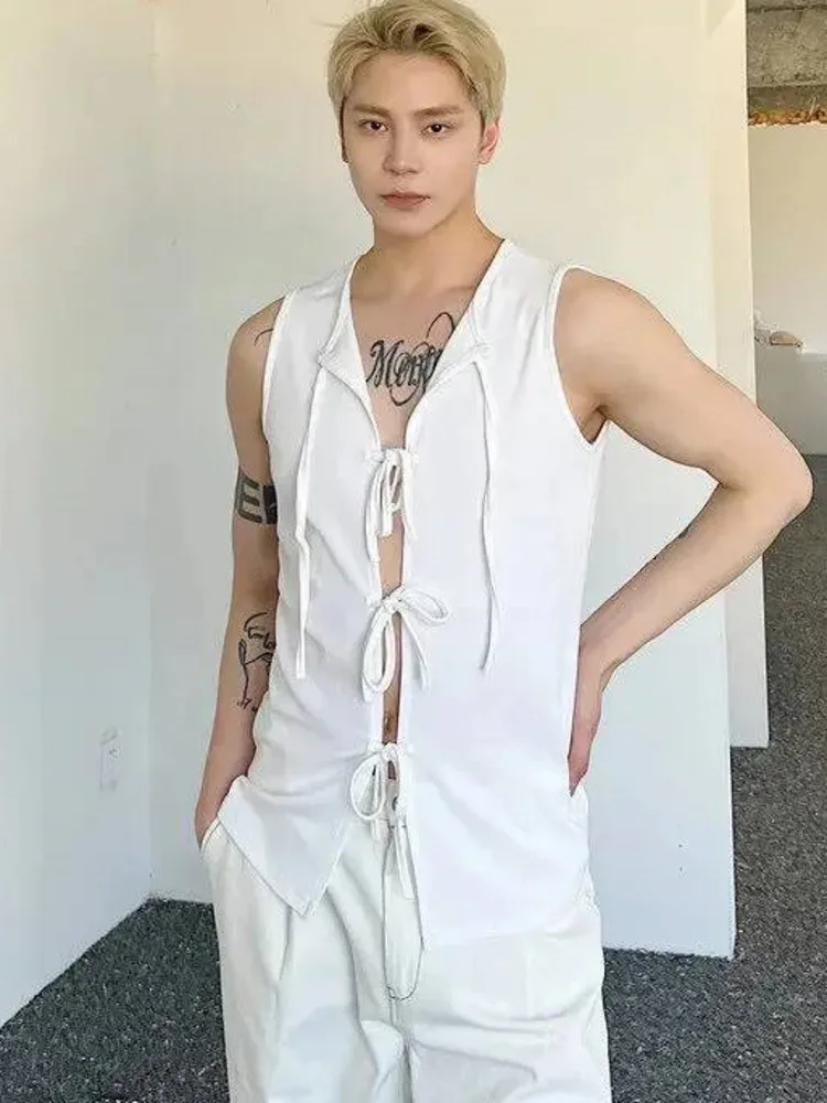 Trendy Men's Sleeveless Tank Tops White Lace Up Front Design Loose Fashion Runway Sleeveless Vest Summer New 9G9R
