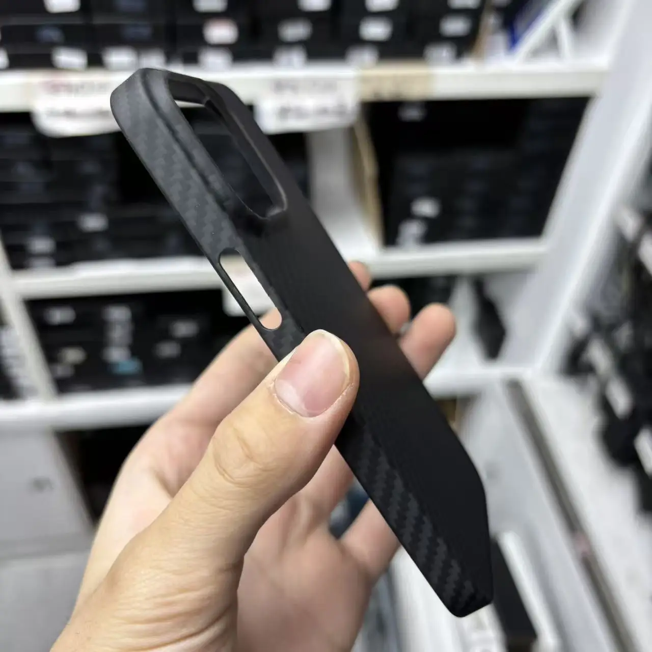 Etui do iPhone 13/14/15/16 Pro Max, wykonane z czystego włókna węglowego, z precyzyjnie umieszczonymi otworami na aparat, cienkie, z włókna aramidowego, do iPhone 15 Pro i 13 mini. — zdjęcie produktu 6