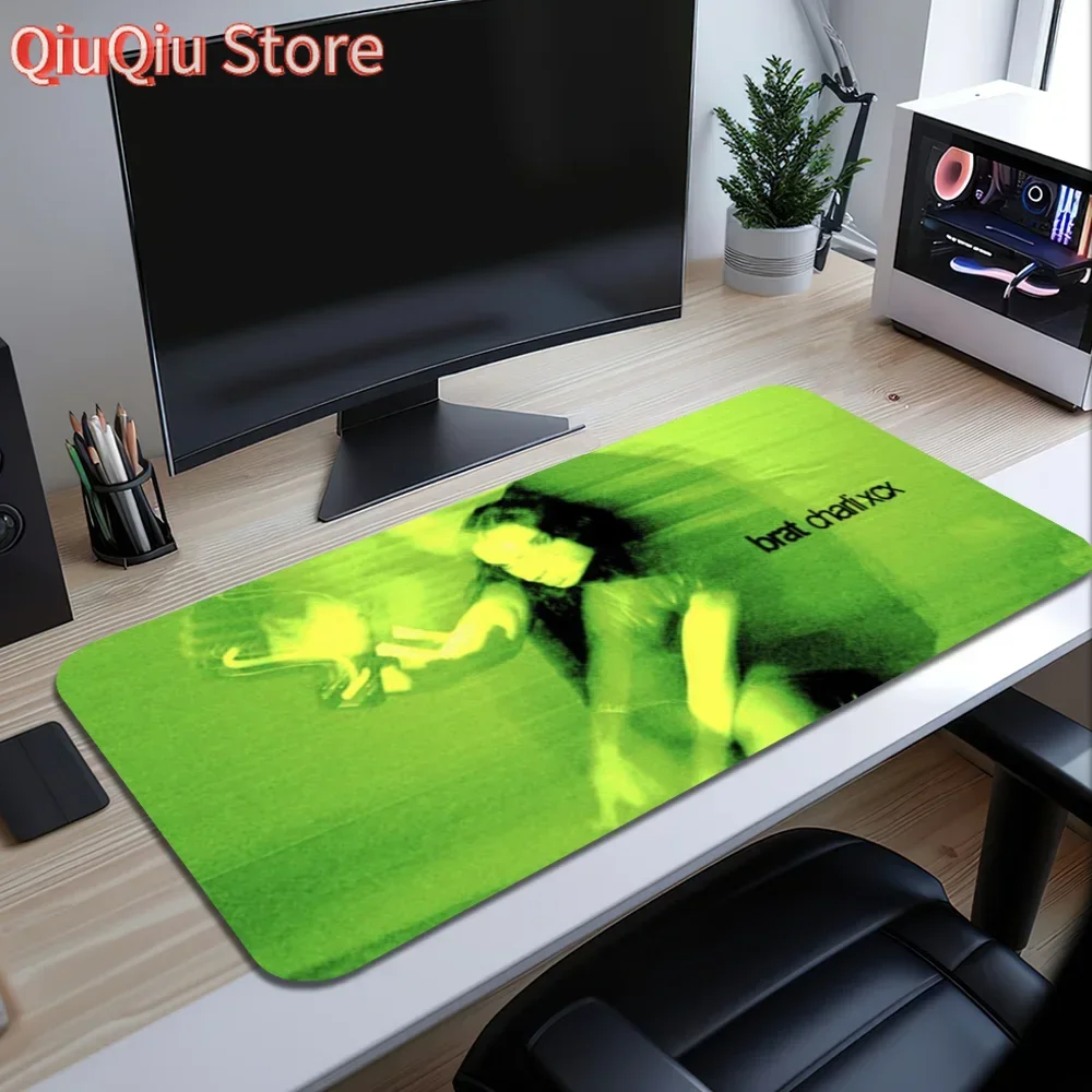 

Singer Charli XCX BRAT S Коврик для мыши Большой настольный коврик для клавиатуры Эргономичный офисный резиновый игровой ПК Нескользящий антибликовый домашний индивидуальный лучший P