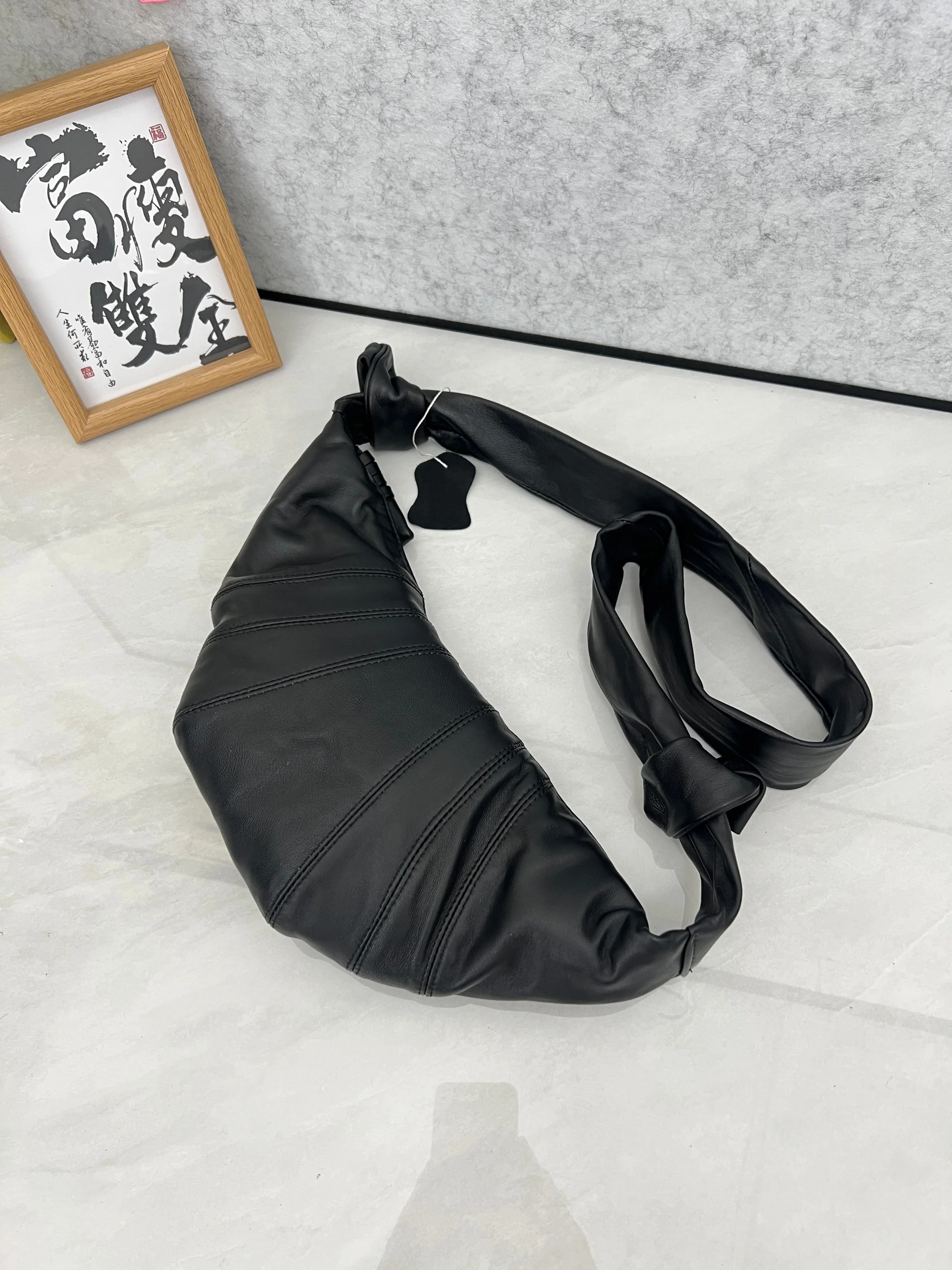 black-leather-women's-shoulder-bag-large-capacity-croissant-shaped-single-horn-bag-crossbody-bag-top-layer-sheepskin-bag