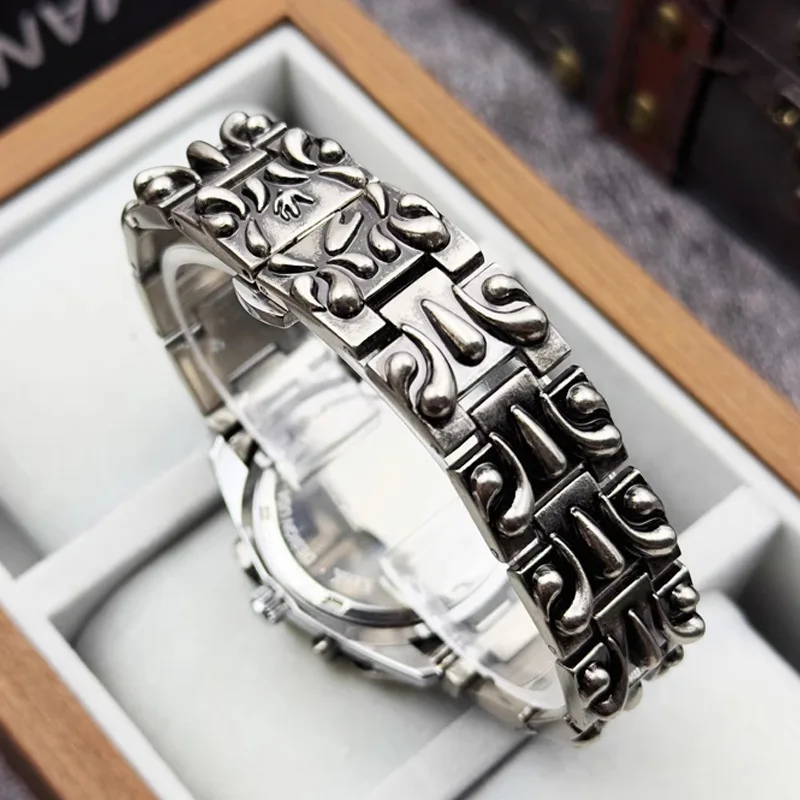 Claw watch high-end retro unique shape clock calendar waterproof quartz watch suitable for men UTHAI W158