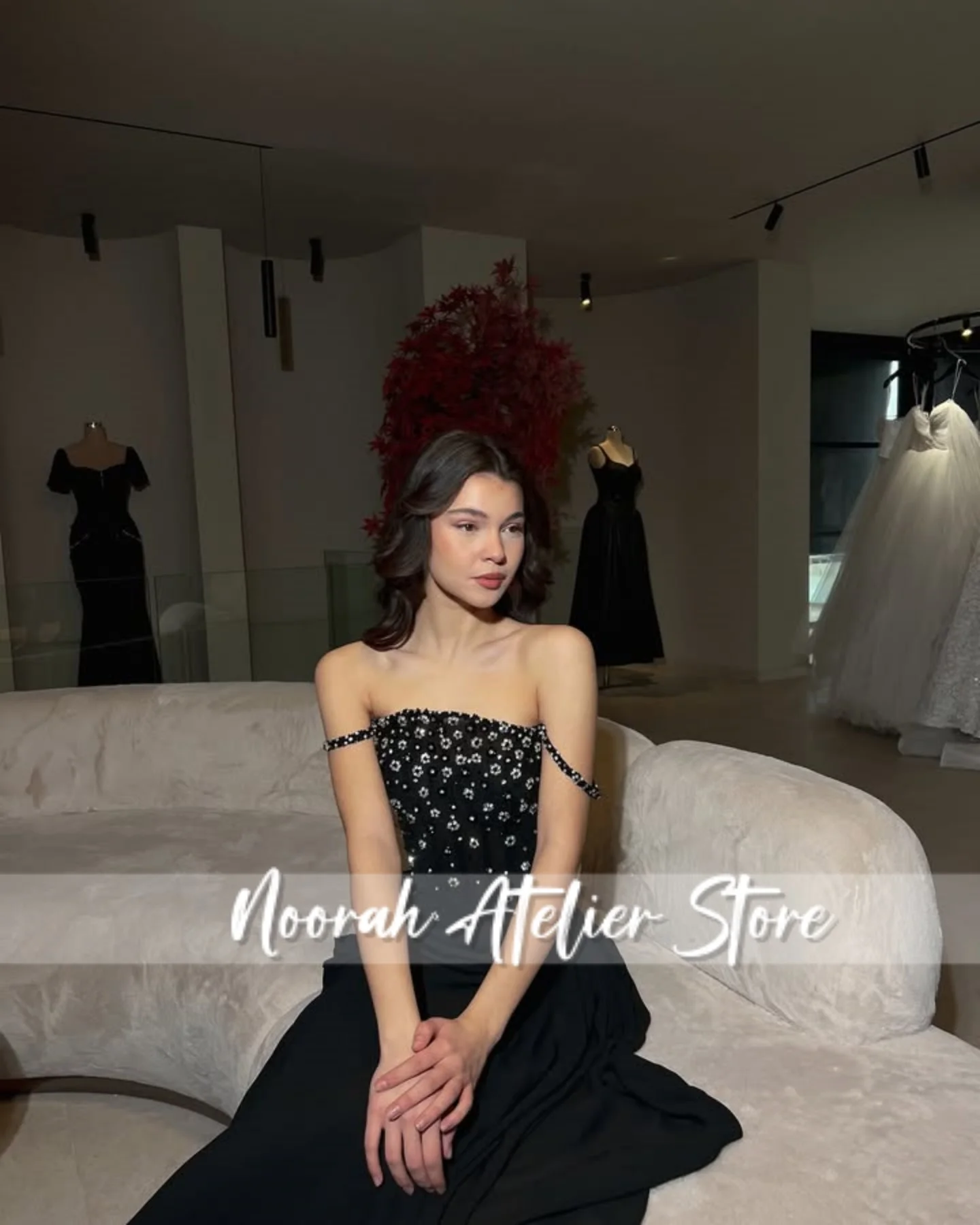 فساتين سهرة أنيقة سوداء مكشوفة الكتفين في دبي 2025 مع ثوب زفاف على شكل زهرة بيضاء فستان حفلة موسيقية Fساتين Shrase Vestidos مخصص