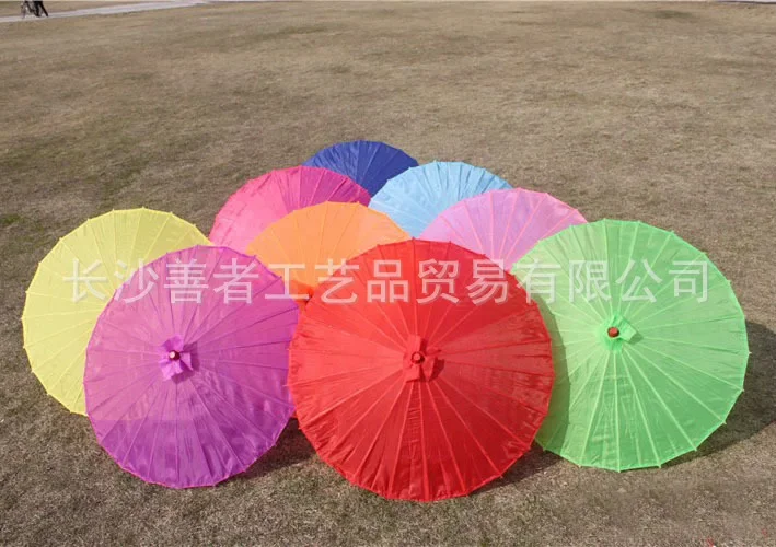 Chinesischer Farbiger Stoff-Regenschirm Weiß-Rosa Sonnenschirme Traditioneller Chinesischer Tanz-Farbschirm Japanische Seiden-Requisiten – Detail 10