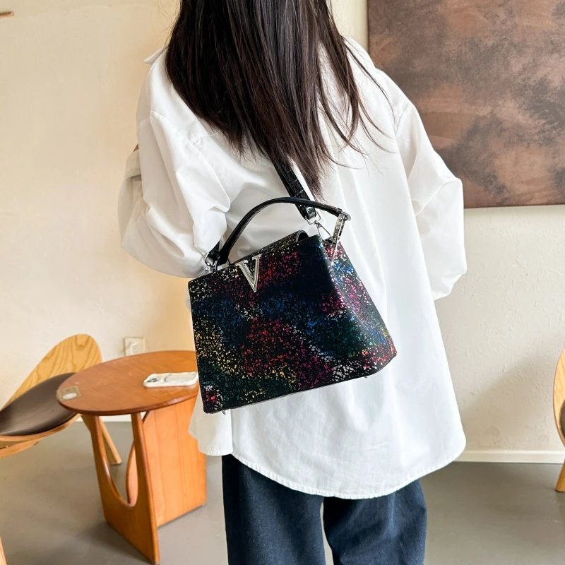 

Modern Women Handbag Minimalist Design PU Leather Material Spacious Interior with Zipper Pocket Comfortable for Work Casual