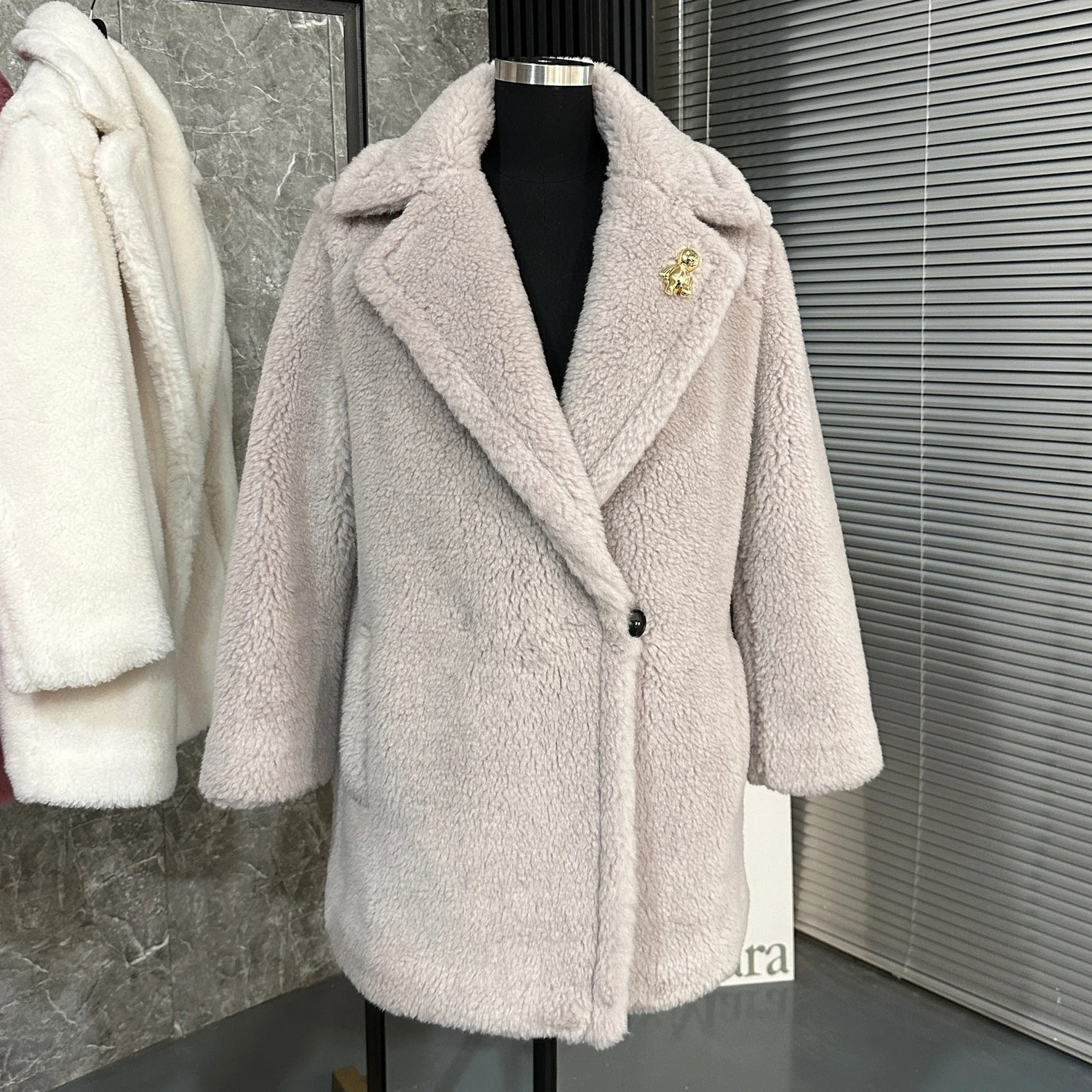 

Teddy Bear Short Coat One Button Lapel Silhouette Mara Coat High Quality 88% Camel Hair Mid-length Coat Women Winter MAX Jacket