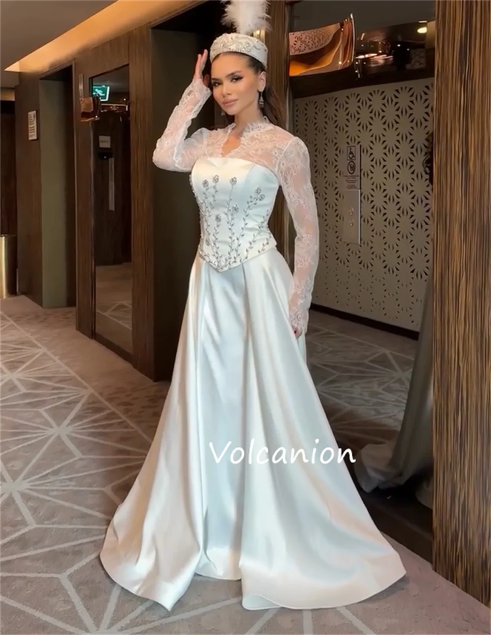 فساتين طويلة مخصصة بطيات Charmeuse أنيقة ومزينة بالترتر ورقبة على شكل حرف V مناسبة حسب الطلب كلاسيكية